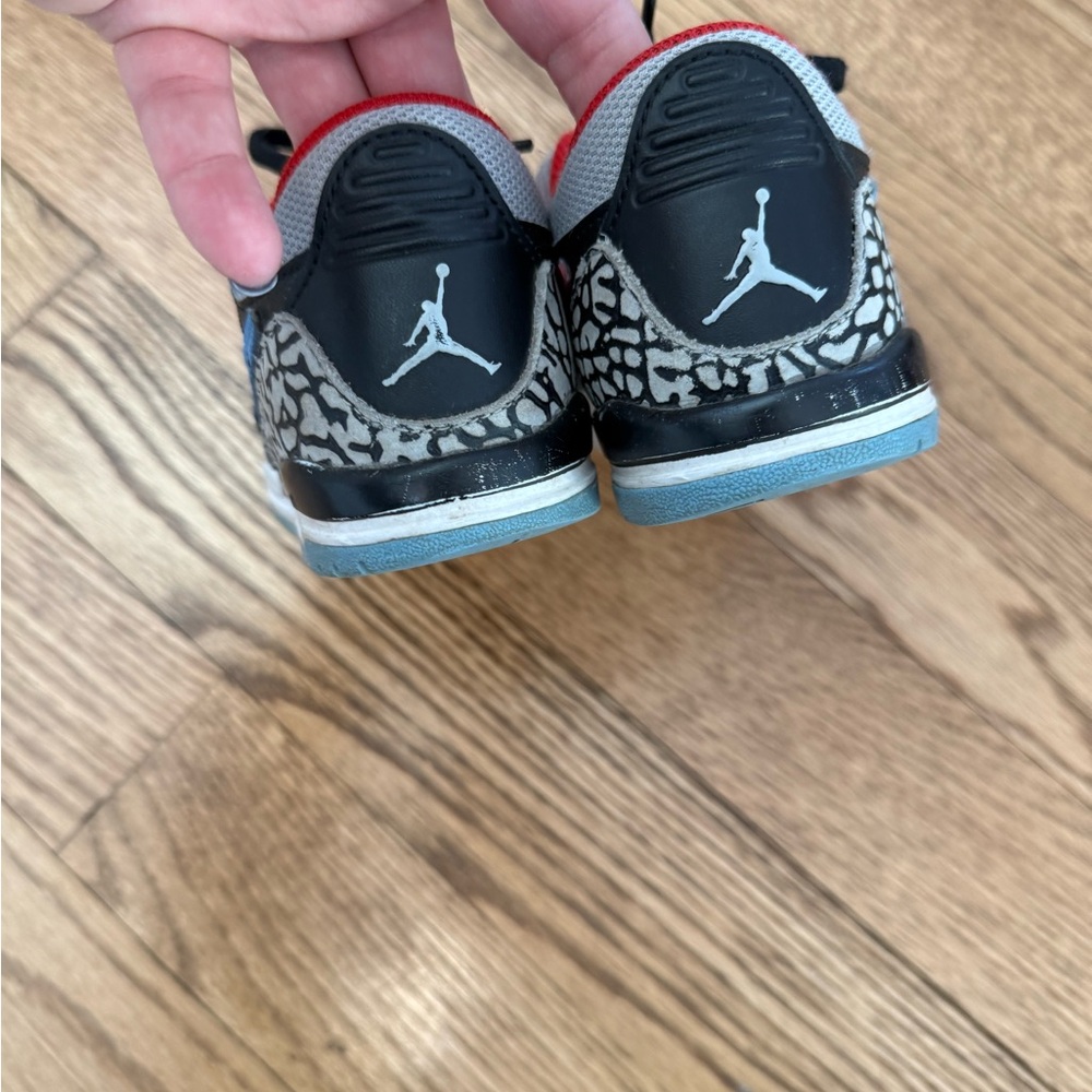 Boys Jordan low top sneakers size 13 - Picture 3 of 5
